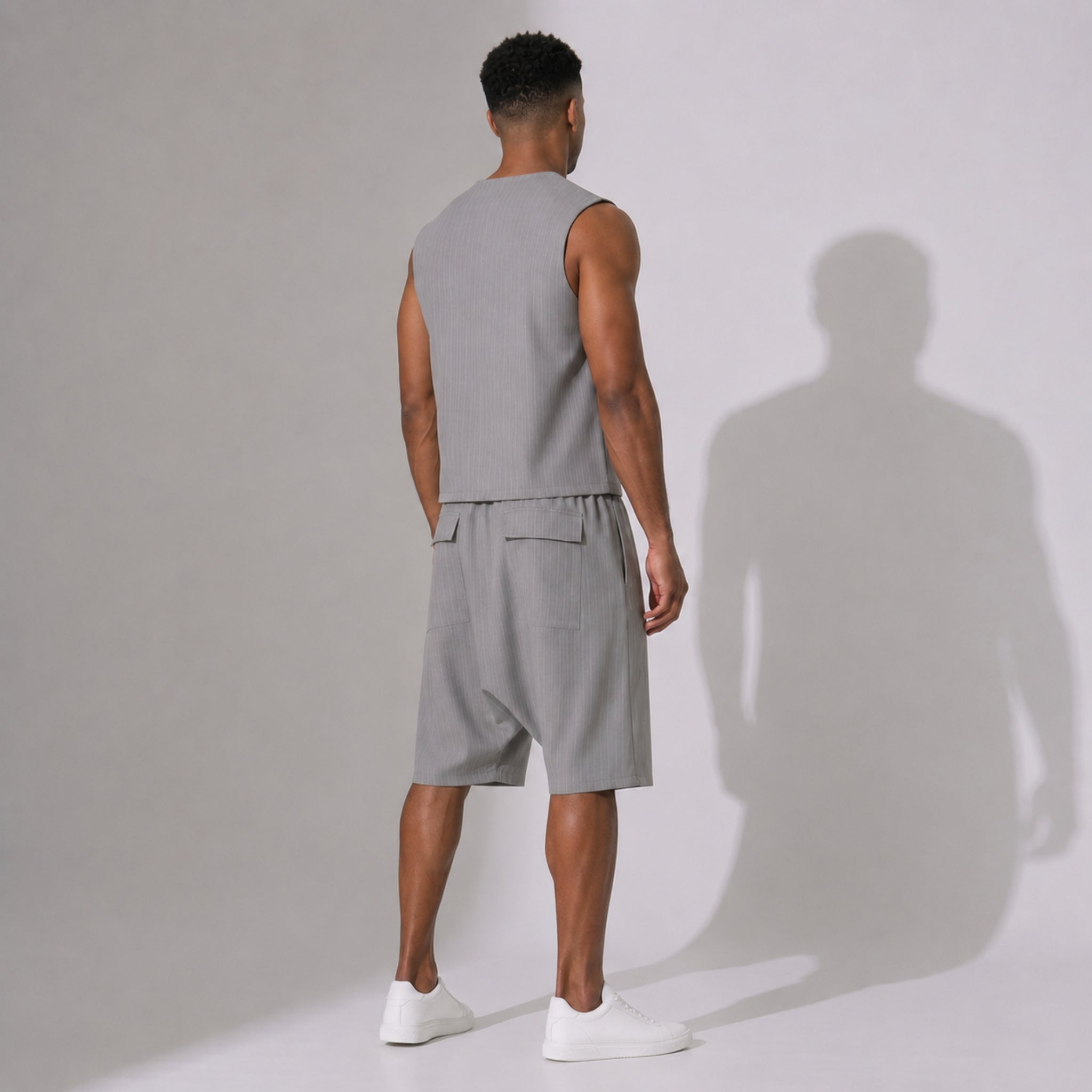 PRECOMANDA CU TERMEN DE LIVRARE 10 ZILE! Compleu bărbați de vară gri, cu vestă și pantaloni scurți cu tur lăsat – material respirabil