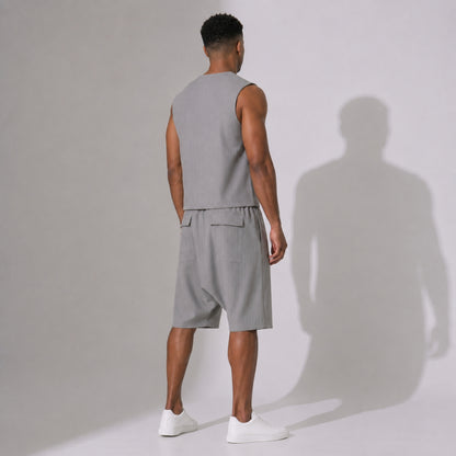 PRECOMANDA CU TERMEN DE LIVRARE 10 ZILE! Compleu bărbați de vară gri, cu vestă și pantaloni scurți cu tur lăsat – material respirabil